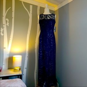 Size 6 new navy formal dress, I bought on here, but unfortunately doesn’t fit.
